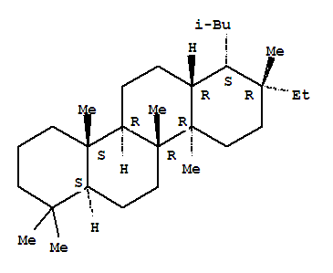 屈,8-乙基十八氢-1,1,4a,8,10a,10b-六甲基-7-(2-甲基丙基)-,(4aS,4bR,6aR,7S,8R,10aR,10bR,12aS)-