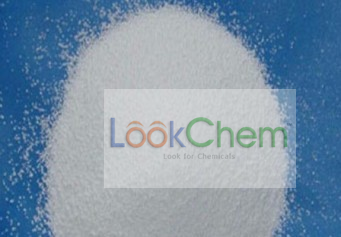 无色透明棱柱体或小针状体，或粒状结晶性粉末