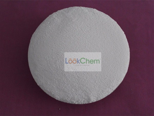 白色结晶性粉末。有吸湿性。易溶于水