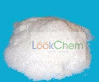 白色四方棱柱状结晶或粉末。有氨的气味 和咸味。加热温度高于其