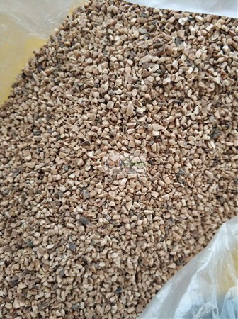 钻井液用复合堵漏剂 一、产品组份：主要由植物硬质果壳，云母和