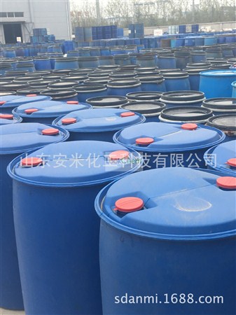 不溶于水，溶于醇类。是制备阳离子表面活性剂、两性离子表面活性