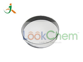 白色或类白色结晶粉末。易溶于水，微溶于乙醇