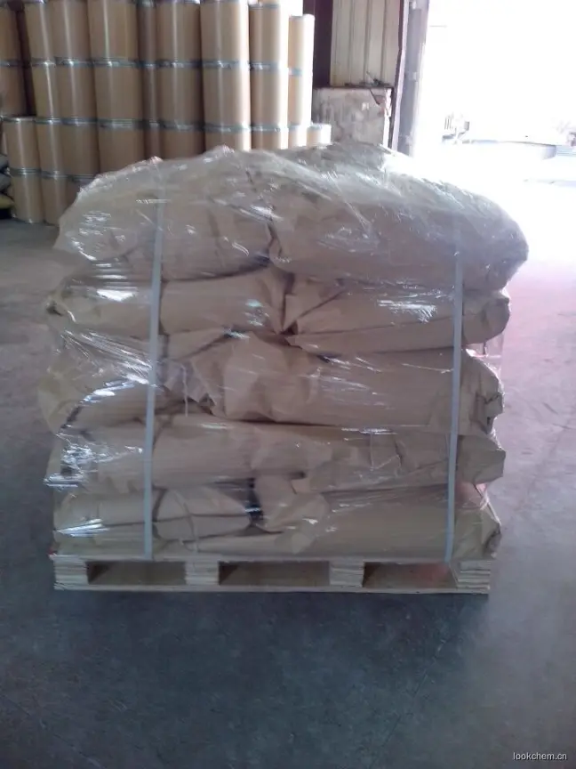 白色或微粉红色结晶性粉末，无臭无味，熔点140℃，微溶于乙醇