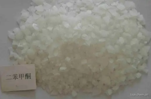 稳定式（另有两种不稳定式）为白色有光泽的棱形结晶。似玫瑰香。