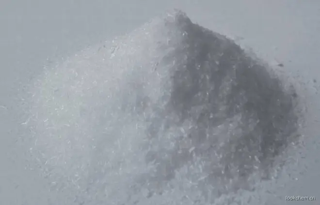 己二酸二酰肼又名及二酰肼，纯品为白色晶体，易溶于水，中毒。主