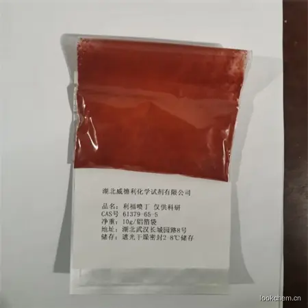 为棕黄色至棕色液体，低温时冻结成块