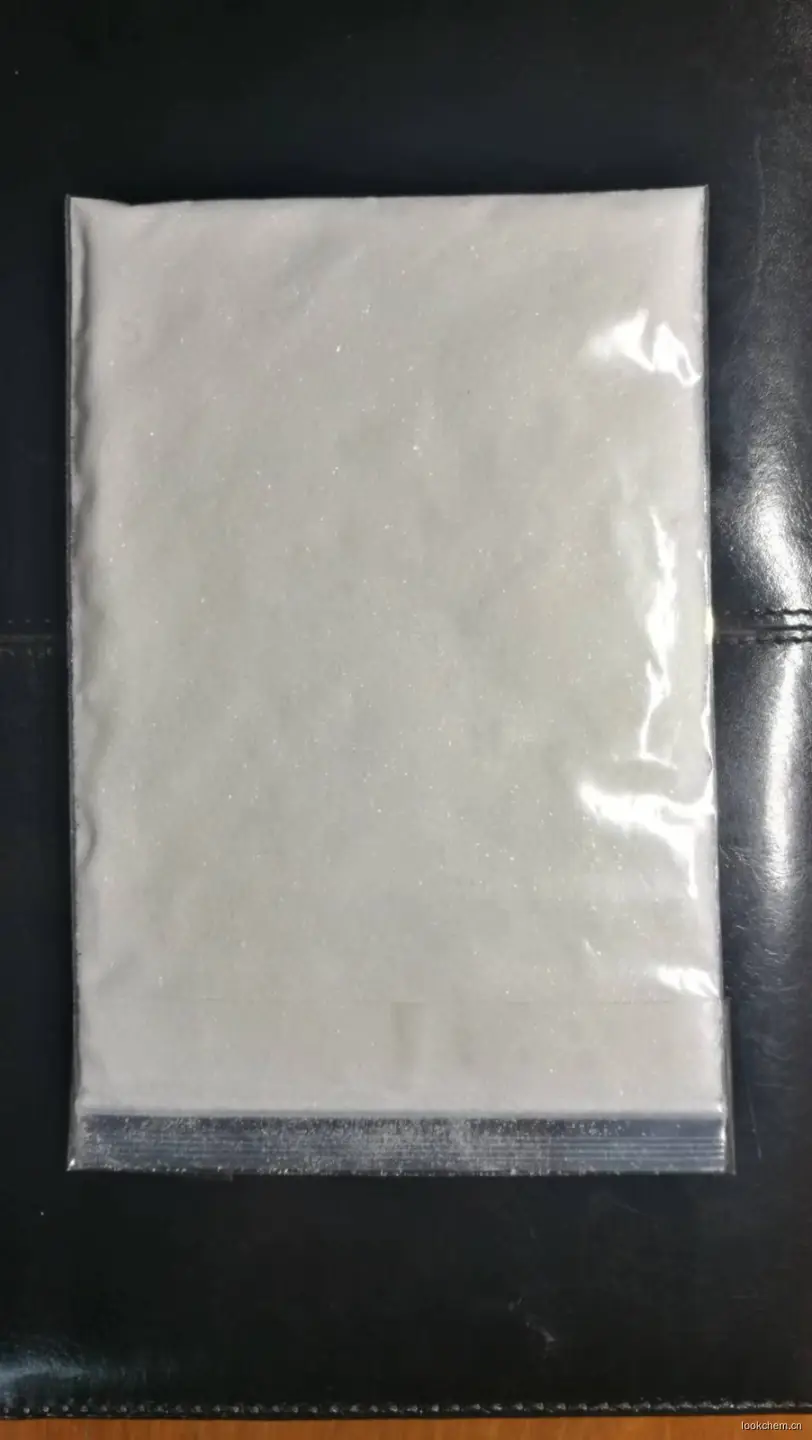 白色或类白色结晶性粉末固体