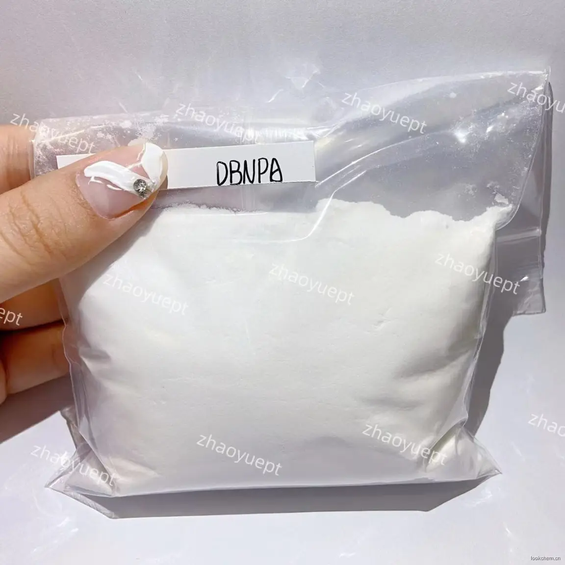 品属于有机溴系列化合物，是一种高效的防腐杀菌剂，具有杀菌广谱